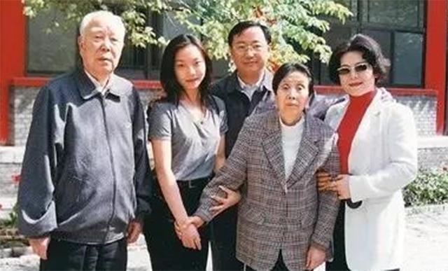 正国级元老万里:小儿子被送到中苏边境,亲妹妹一辈子在基层工作