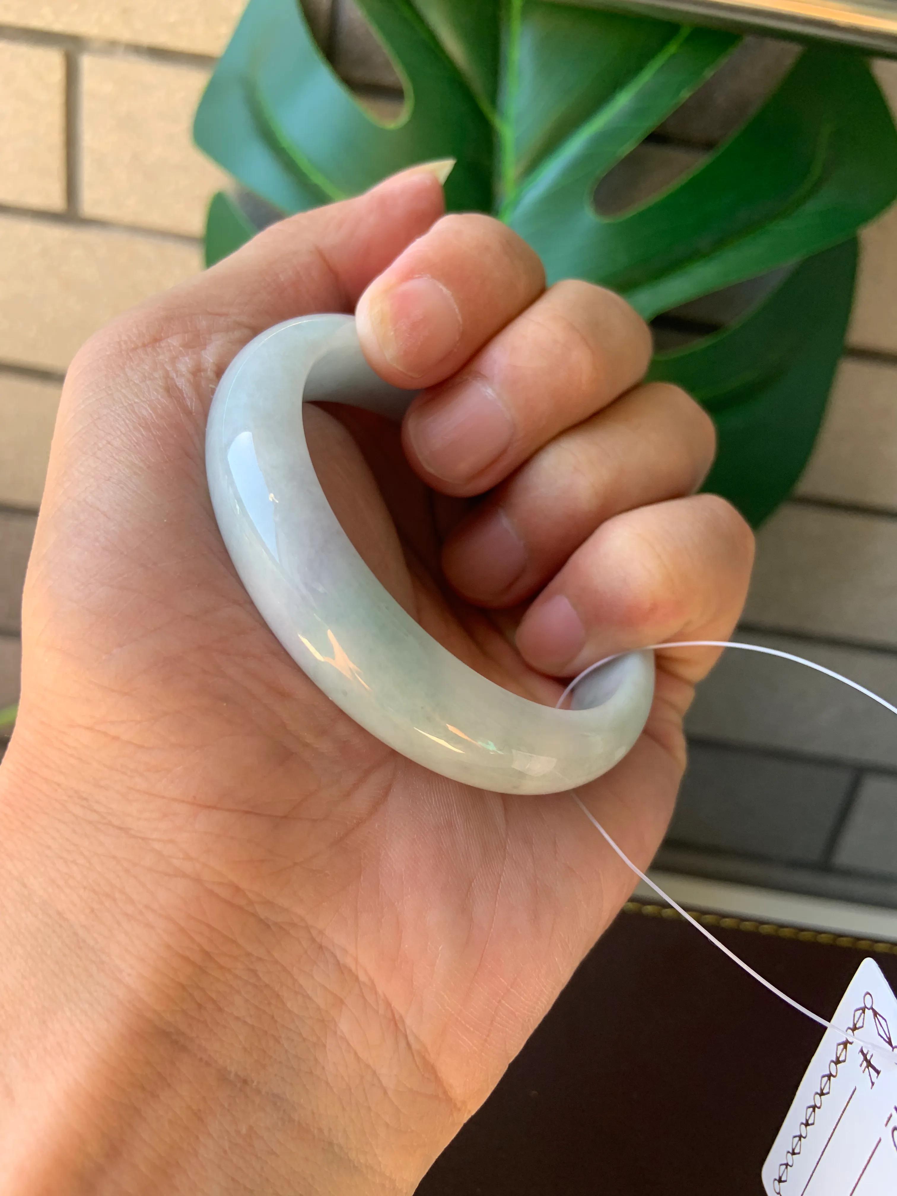 糯化种翡翠手镯有裂什么价格,糯化种戴黄翡手镯大概多少钱