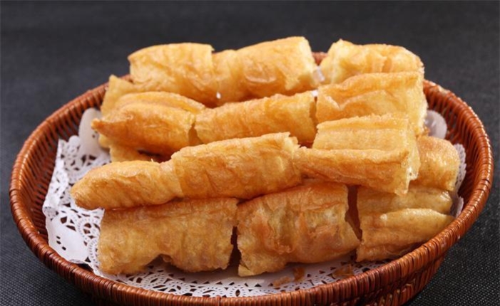 油条蓬松做法和配方的全过程,不用酵母做油条的方法经典配方