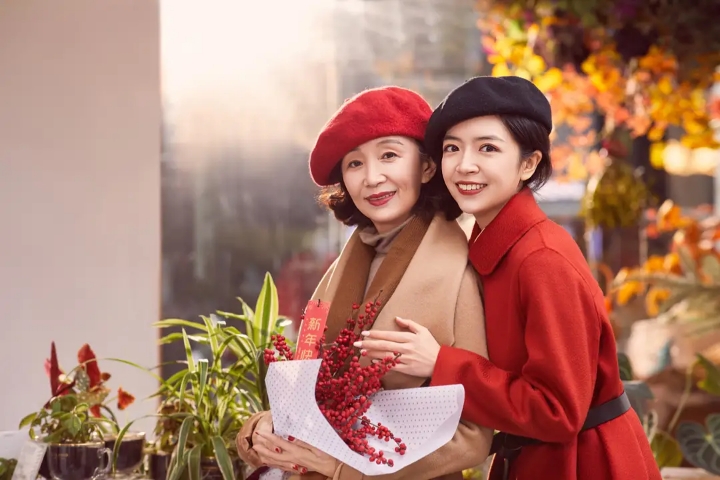 三木妈妈最新穿搭黑大衣,三木藏青色最新冬款大衣