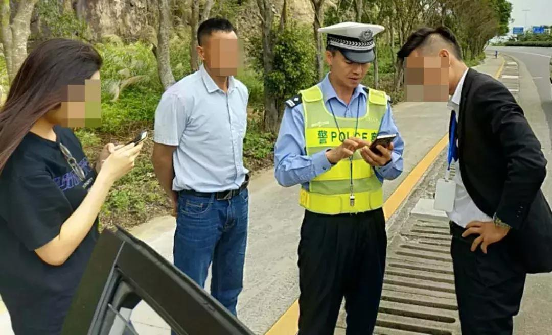 金湾教练车行驶怪异，龟速、弧线掉头，被交警盯上！