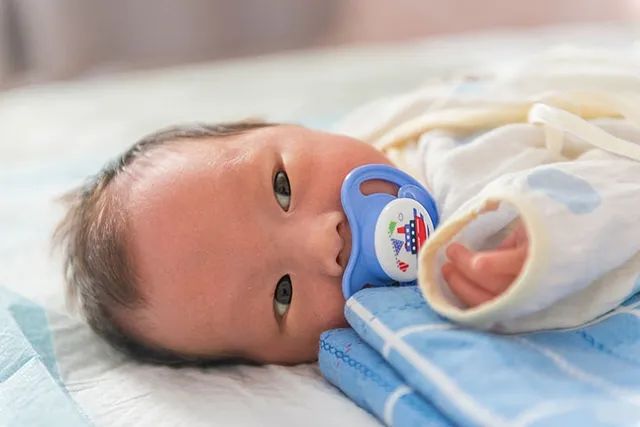 给宝宝用安抚奶嘴影响长牙吗,给宝宝用安抚奶嘴嘴巴会凸吗