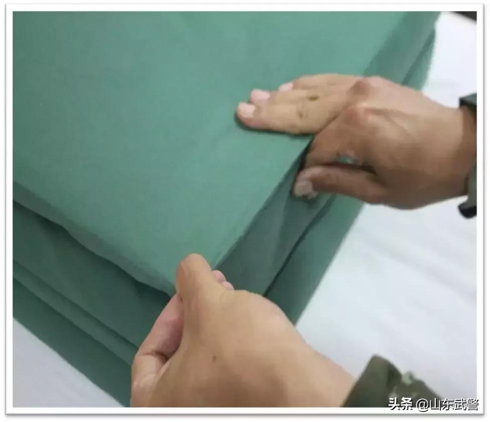 四折军被叠法小技巧,四折军被的叠法图