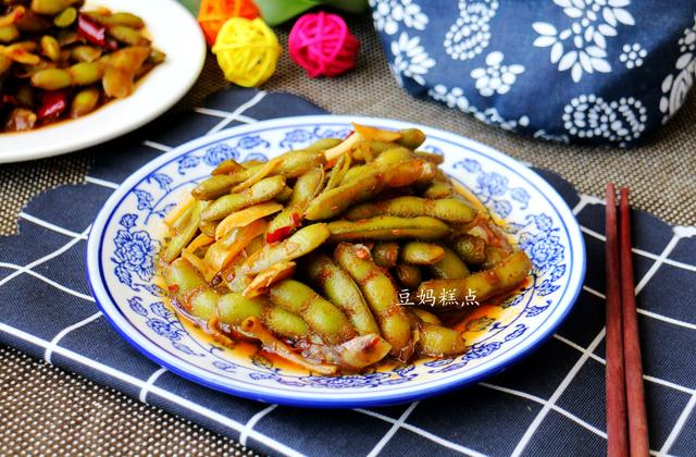 天热最爱，买1斤毛豆，加2勺盐简单一煮，一盘子也不够吃