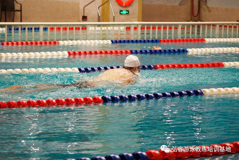 怕耳朵进水怎么学习游泳,怎么克服游泳时耳朵进水的恐惧