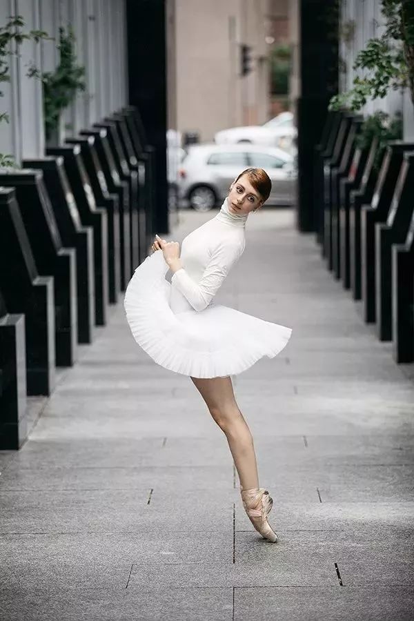 芭蕾舞三个最大特点,芭蕾大盖腿要领