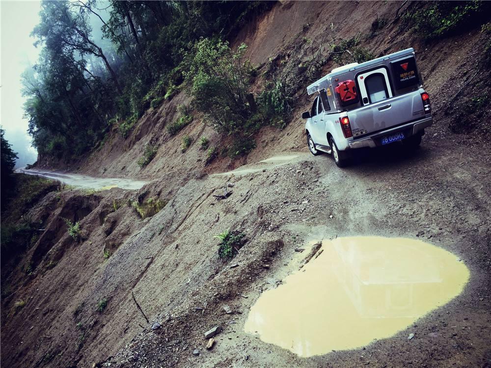去稻城亚丁路过七十二道拐吗,去稻城亚丁的路况怎么样