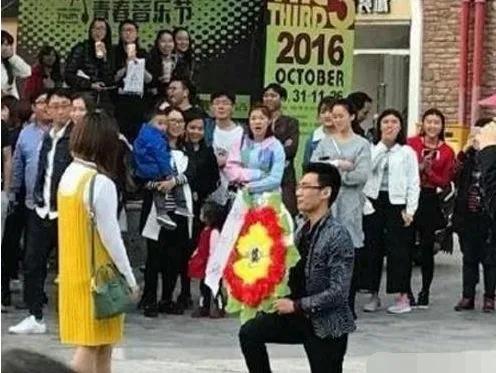 中日花圈区别,中日文化差异之花圈