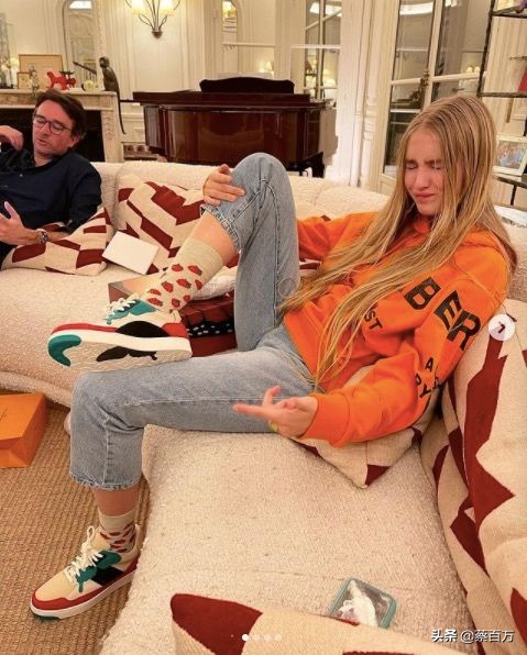 LV少奶19岁长子创业，发布运动鞋，目标：继父的LVMH集团