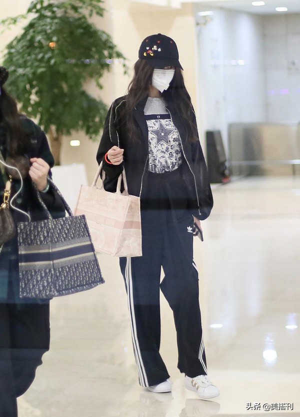 杨颖罕见穿时尚出镜太迷人,杨颖机场同款包