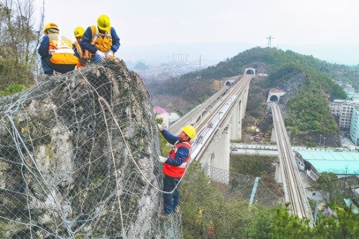 台湾发生列车脱轨事故,台湾列车脱轨事故还原