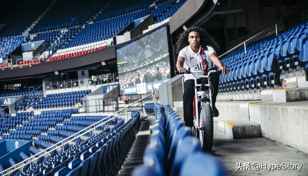 穿牛仔裤踢足球,穿牛仔裤踢球