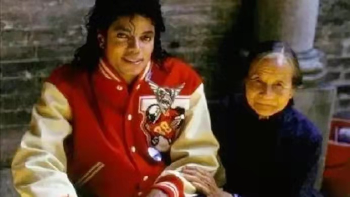 中山迈克尔杰克逊,迈克尔杰克逊跟中山老太太合影