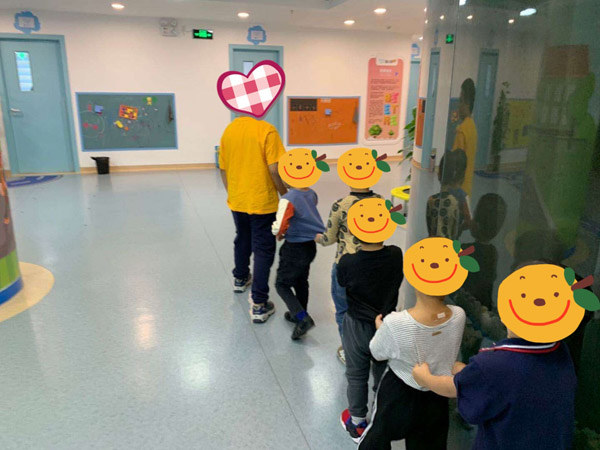 孩子不说话叫了也不理人,孩子不说话别人说话没反应