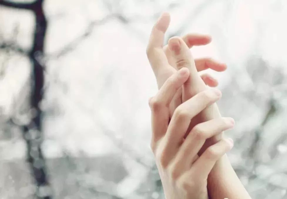 冬天手脚粗糙开裂小妙招,冬季手脚干裂怎么快速修复