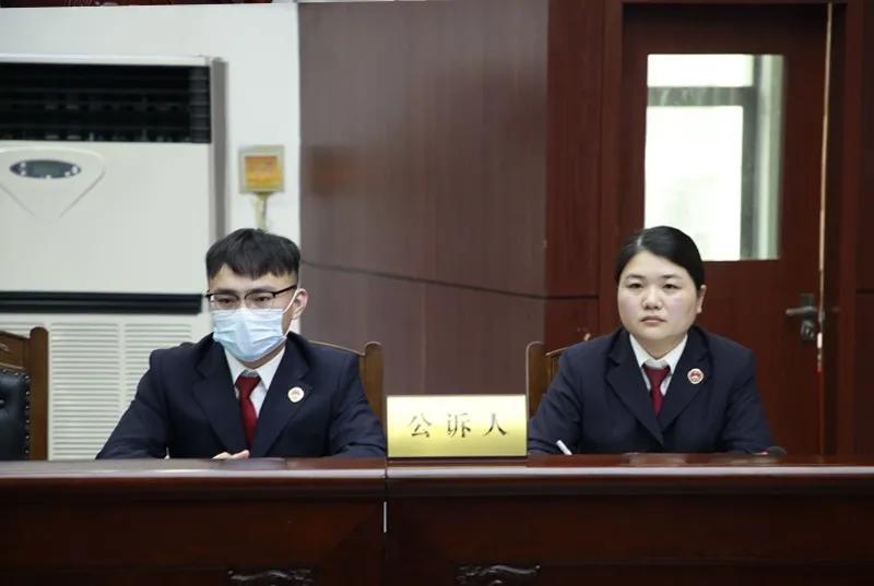 进了投资微信群,里面全是托!宿豫法院公开审理封勇华等34人诈骗案