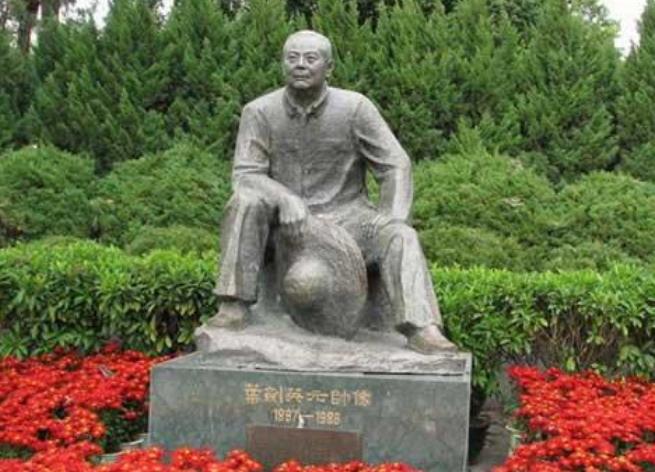 苍松翠柏忠魂不朽,历史上元帅的墓在哪里