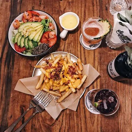 炎热的夏天，社畜需要一个安静的小酒馆