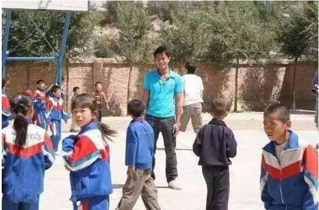 身价17亿的王力宏,王力宏穿破洞袜康熙来了