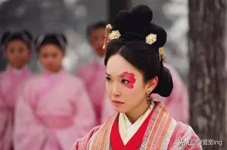 有事钟无艳无事夏迎春典故,有事钟无艳无事夏迎春含义