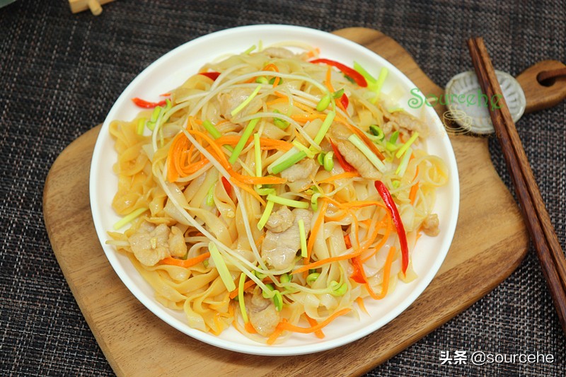 炒河粉摆摊河粉怎么炒不粘锅不碎,炒河粉微微辣