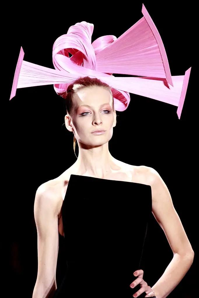 女明星红毯造型少不了它？网友：论优雅，还得是Armani的设计