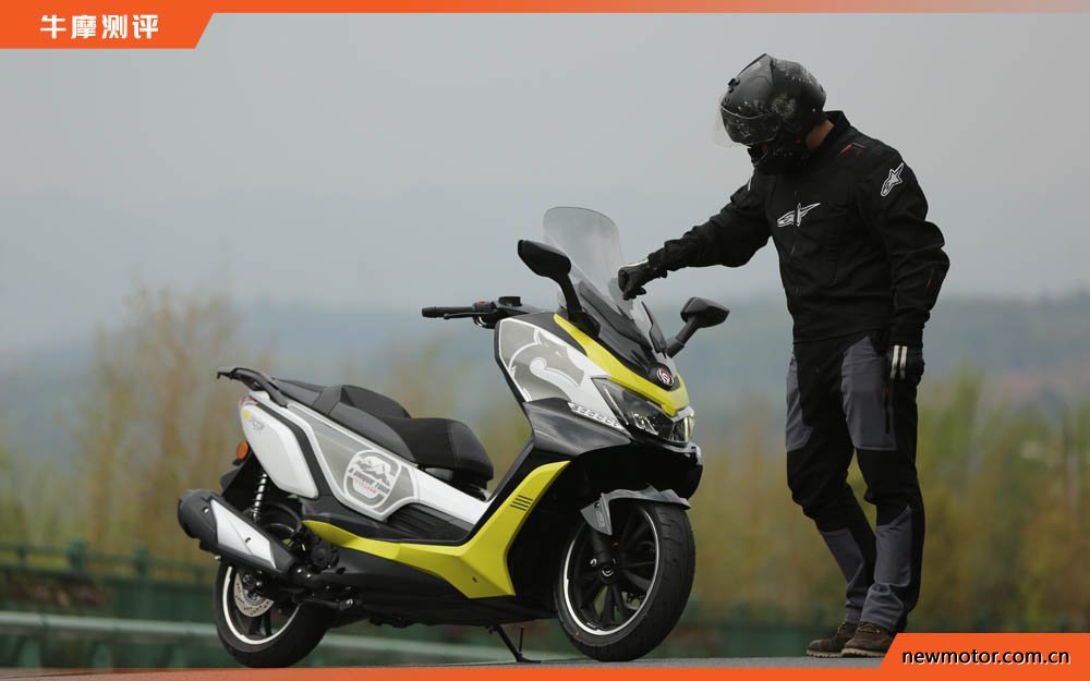 油箱17升续航可达400公里,最佳国产踏板摩旅车