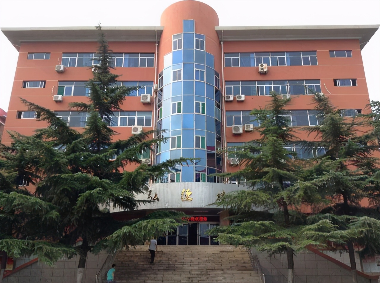 我为赚钱独闯迪拜创业，被骗20多万，如今只想给妻子买别墅