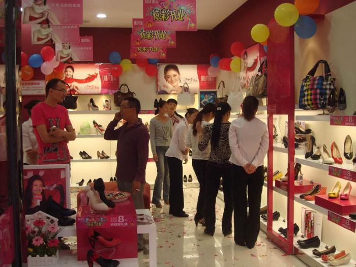 这个温州商人不得了，从养蜂工到做女鞋，开了9000多家店