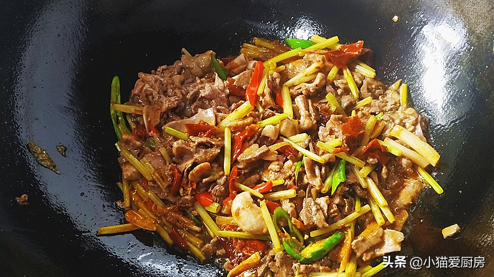 小炒鸡杂正宗做法视频,湖南正宗家常小炒酸辣鸡杂做法
