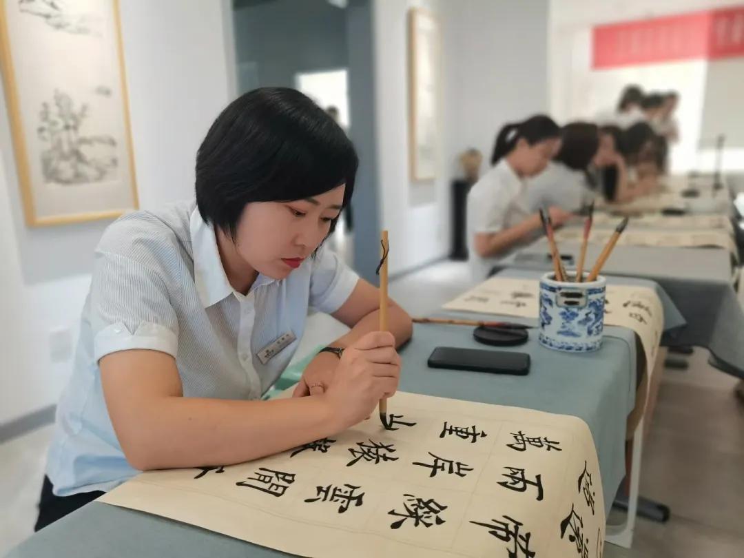 “挥毫透纸背墨香染清秋”——交城农商银行工会开展书法交流学习活动