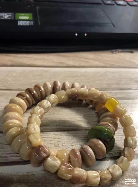 短发超飒小姐姐，玩串儿不贵也精致，骑起车来，帅翻天