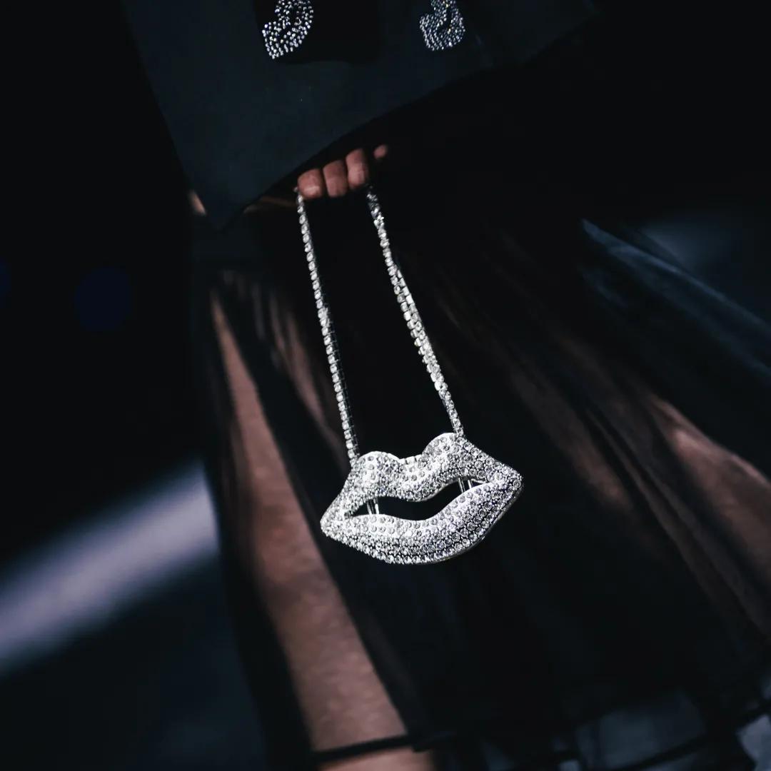 2021秋冬女装款式流行趋势,2018秋冬趋势报告巴黎时装周