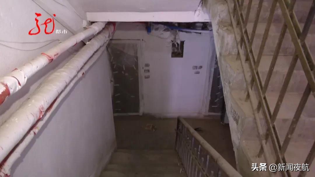 楼道贴广告被打,小区墙面布满小广告