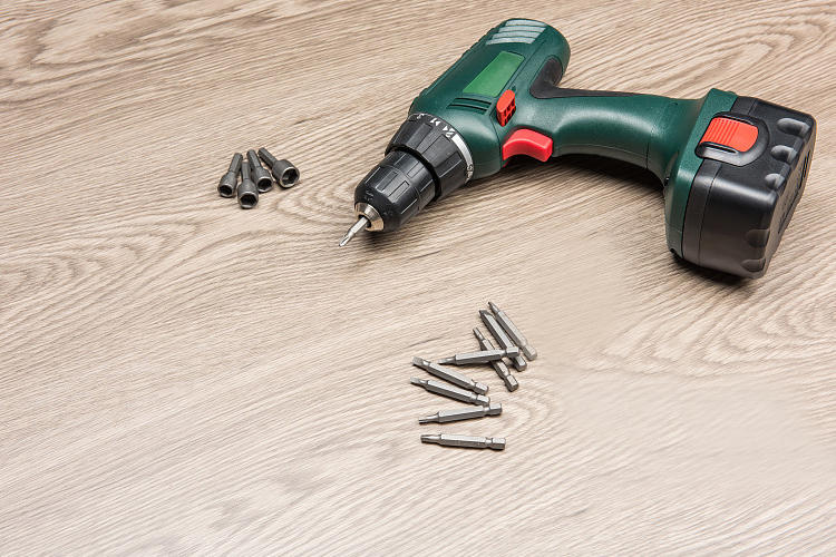 拧螺丝打孔手电钻,钻孔能力强的电钻该怎么选