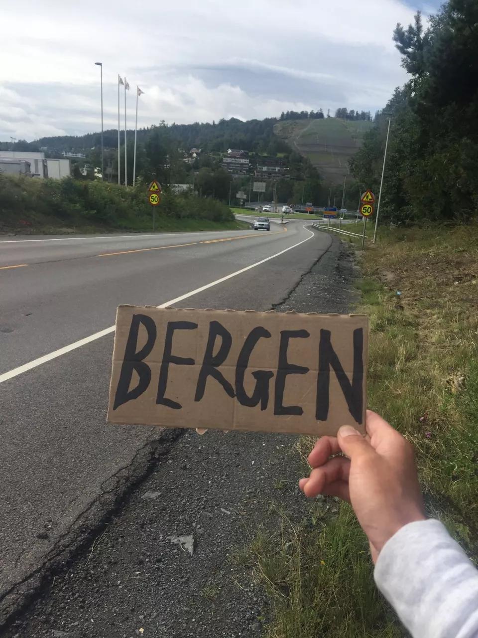 26岁80国。这个河南商丘的小伙子告诉我们，环游世界没有门槛