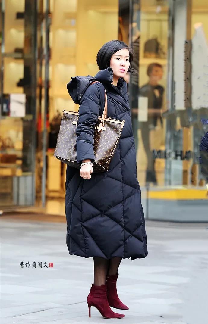 街拍穿天蓝色高筒靴的美女,蓝色过膝靴女生街拍