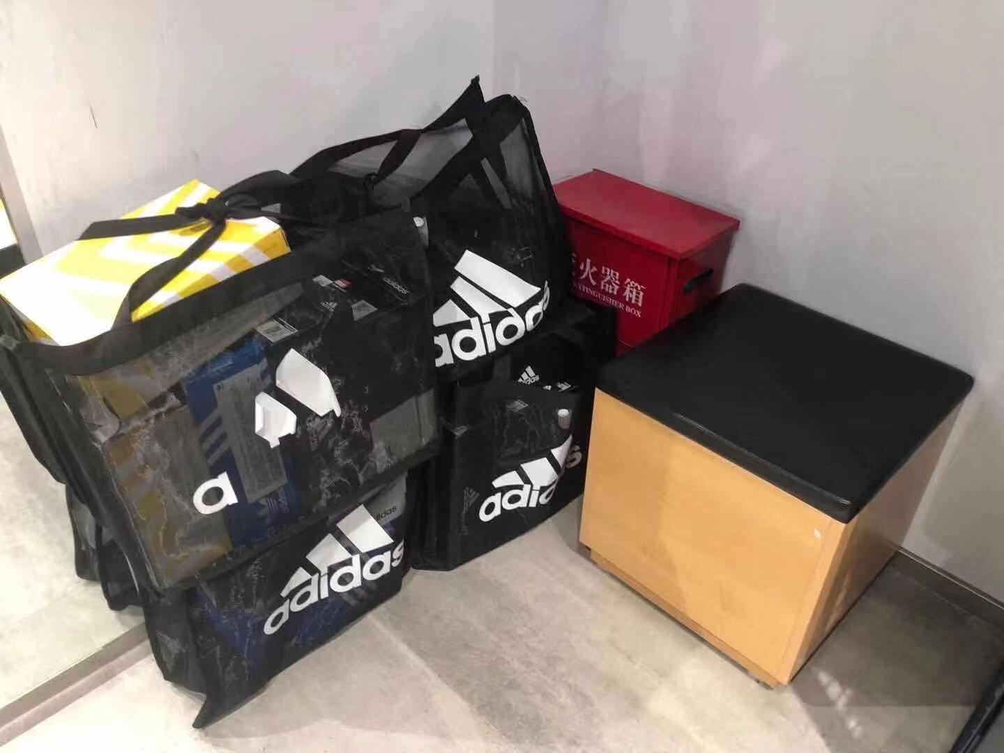 在哪里买耐克阿迪便宜正品,现在耐克阿迪的专卖店都打折了吗