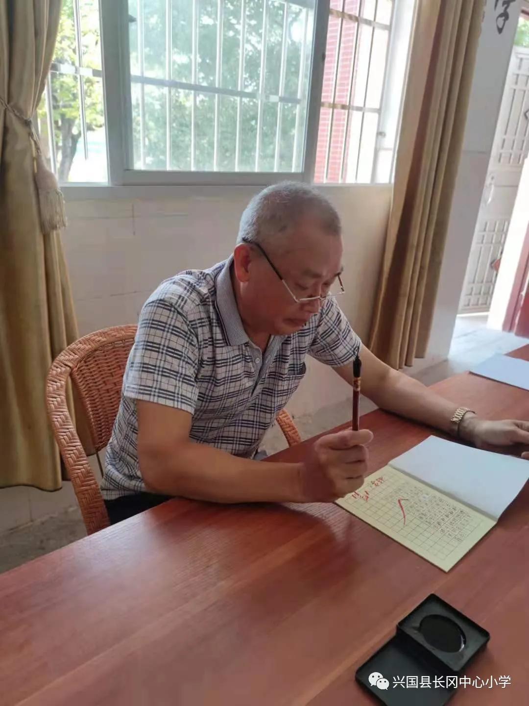 兴国县长冈中心小学一级教师阙文彬：情系秀水花开满园