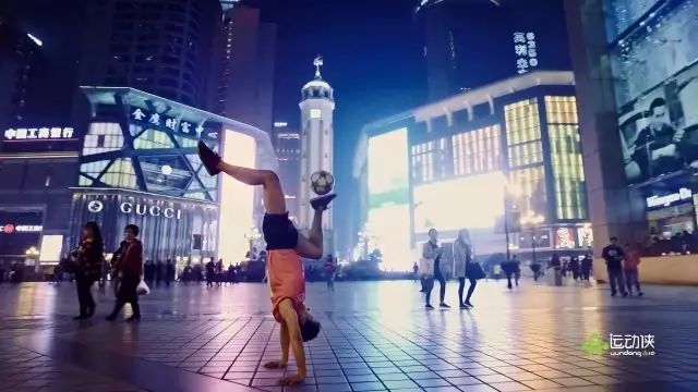 小伙展示高难度球技,男孩在众人面前展示足球技术全集