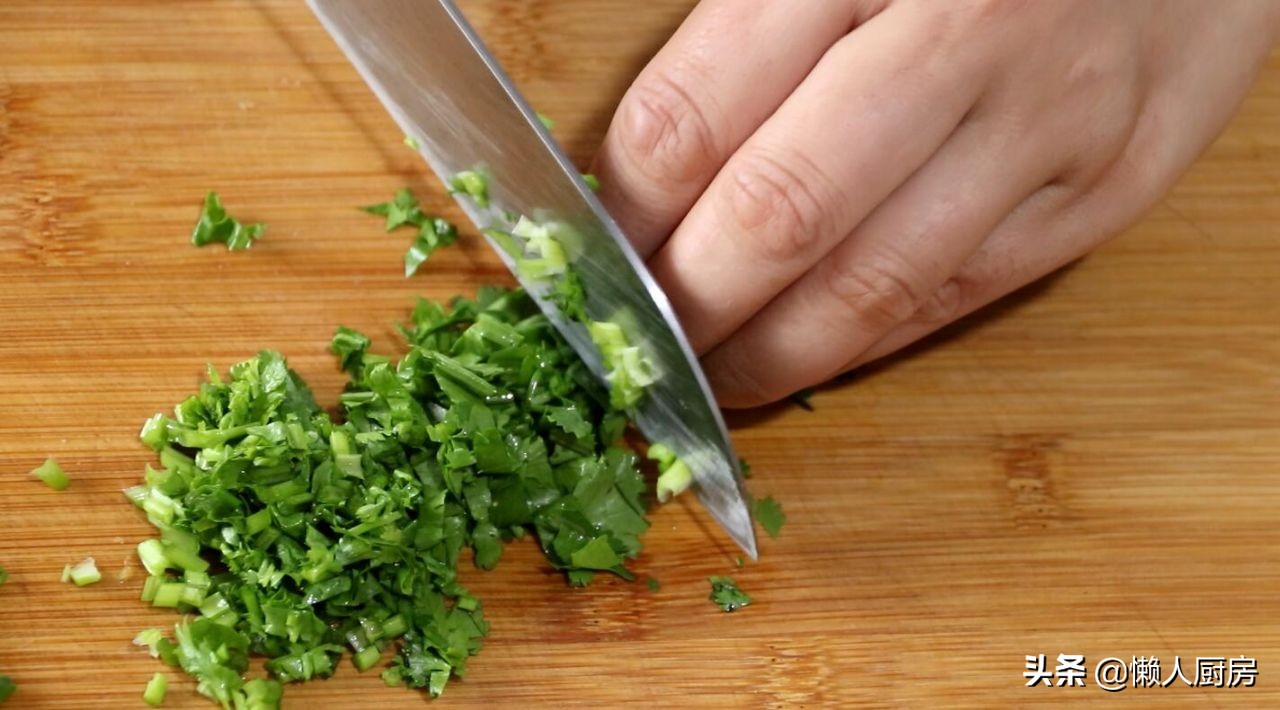 这是牛肉汤的懒人做法，肉嫩无腥味，好喝不油腻，味道香