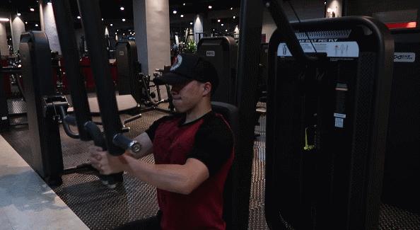 蝴蝶机夹胸常见错误,卧式蝴蝶机夹胸的正确做法