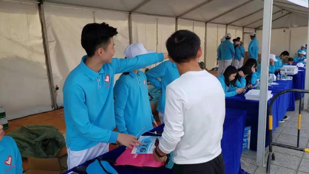 在街头当志愿者,凌晨四点出门当志愿者