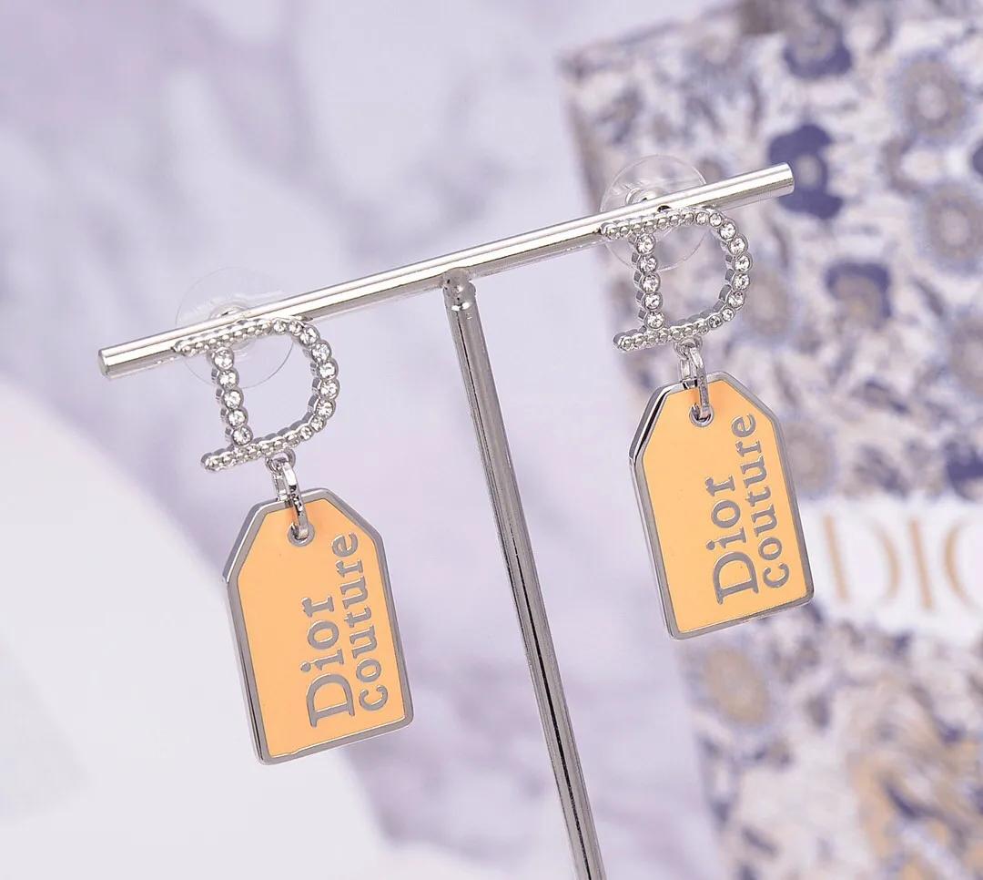 看一下明星的穿衣搭配,一起来看看明星的时尚搭配