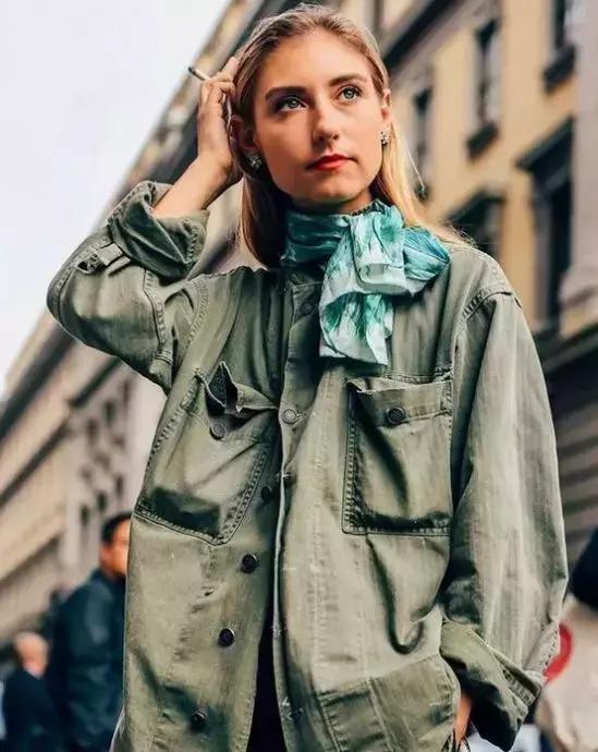 穿搭十秒学会丝巾的时髦系法,丝巾比较英伦法式的系法