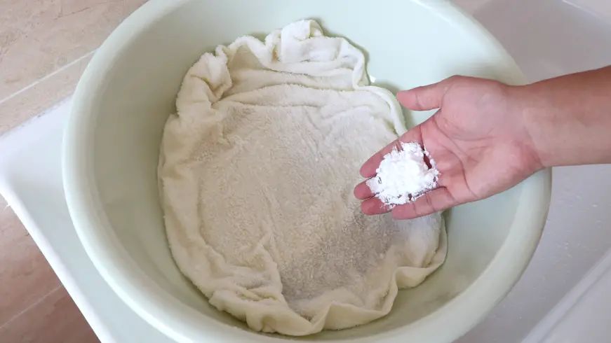 宾馆毛巾洗完发灰变硬怎么办,毛巾用久了发硬如何处理