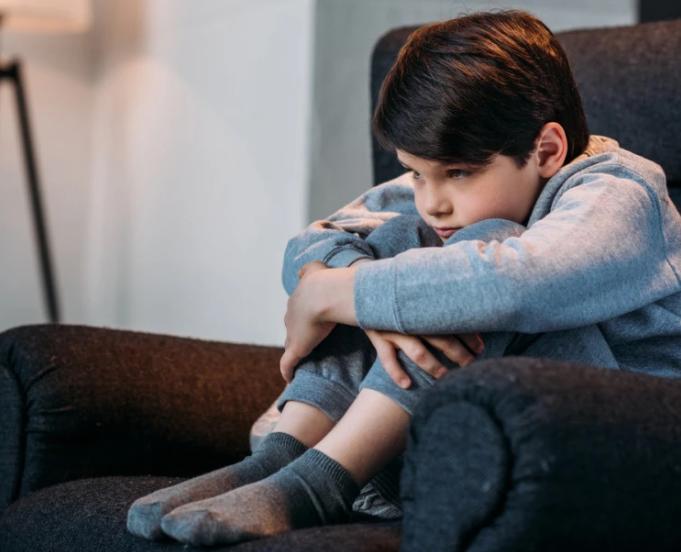 爱看电视小孩聪明吗,爱看电视孩子会变笨