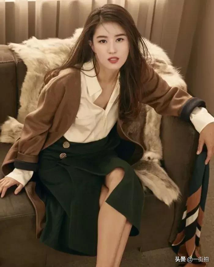 32岁刘亦菲时尚靓丽现身,刘亦菲的美照惊艳众人