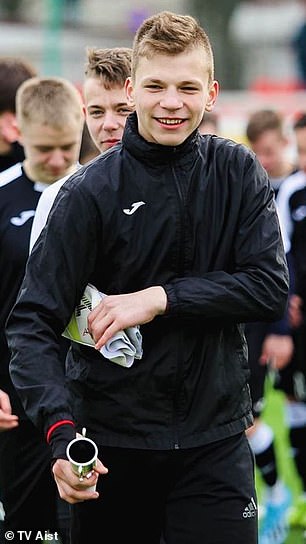 9岁男孩踢球时被闪电击中,踢足球时被闪电击中