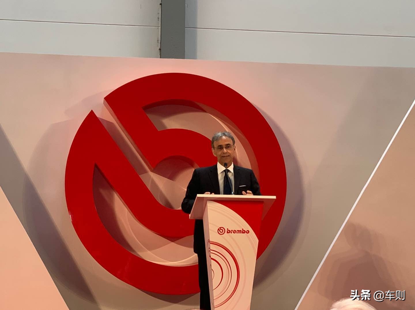 新款特斯拉modely布雷博brembo,布雷博brembo和brembo有什么区别